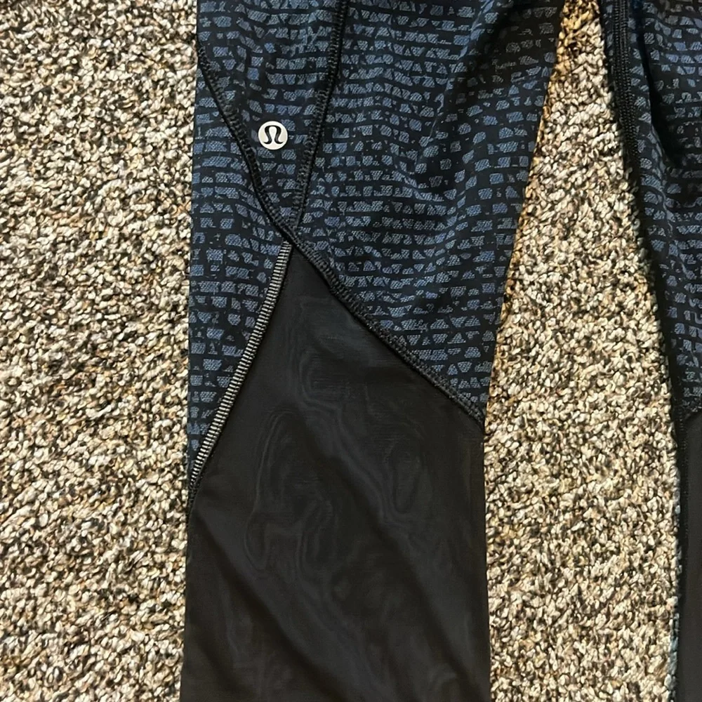 Lululemon Free Runner Crop (19")
Shatter Weave Desert Teal Alberta Lake Legging - Picture 4 of 10